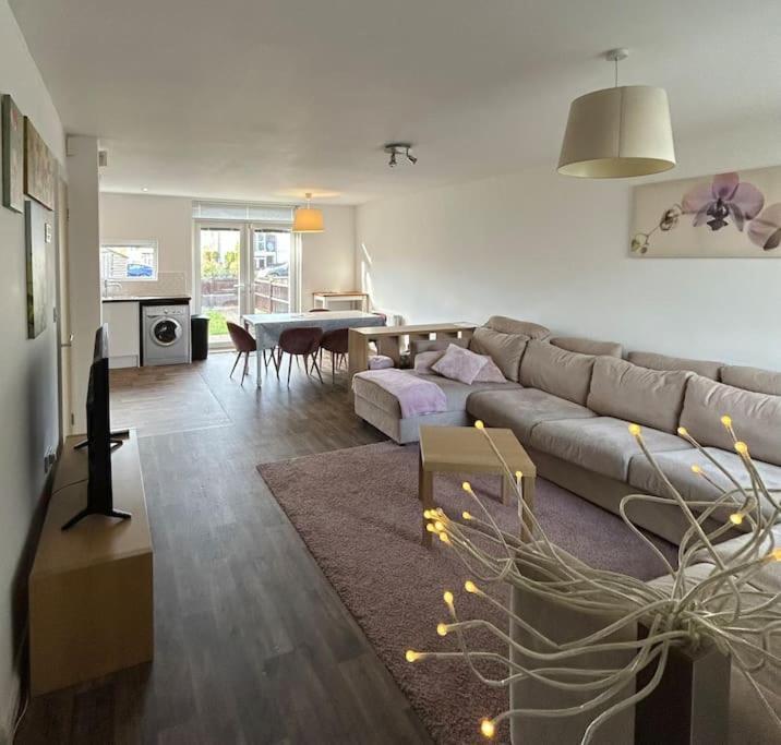 Great House + Air Conditioning + Free Car Parking Manchester Dış mekan fotoğraf